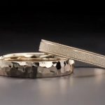 sytchasna-klassyka-obrutshka-v-chervonomy-zoloti-1