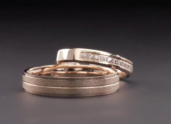 sytchasna-klassyka-obrutshka-v-chervonomy-zoloti-2